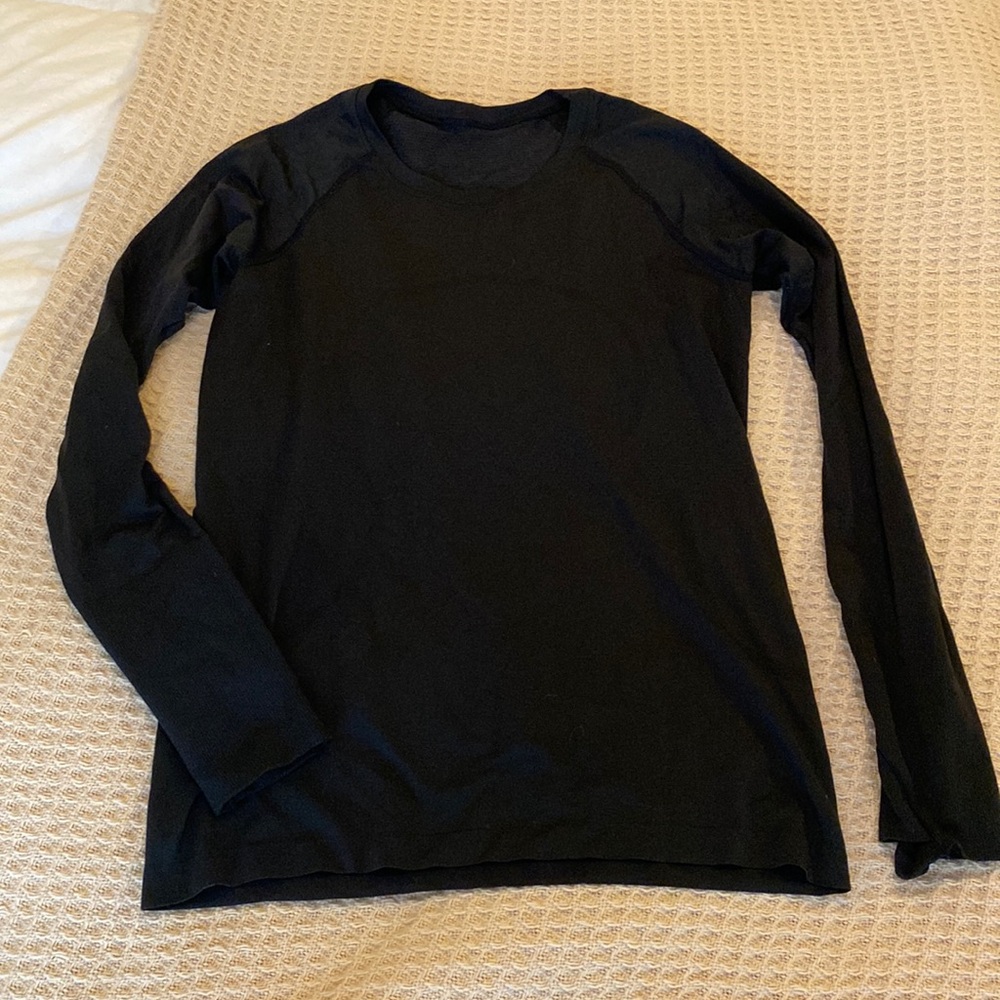 Relaxed fit race length women’s lulu top!